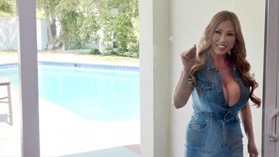 Соседская мамочка с большими дойками пришла за сахаром - а в итоге получила дозу спермы на ее ухоженное тело от старательного соседа