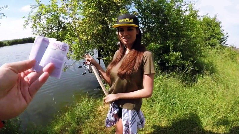 Показал бабло и развел брюнетку на секс