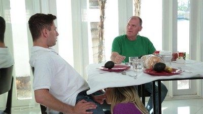 Голодная мачеха занималась оральным сексом с членом пасынка когда тот обсуждал утренние новости с отцом