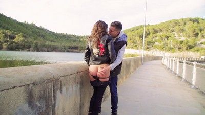 Кудряшка с милой попкой внезапно занялась сексом на высокой дамбе в окружении живописного леса