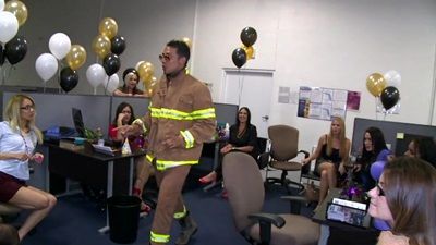 Офисный планктон из девушек заказал себе стриптизеров и начали массовое заглатывание членов танцоров