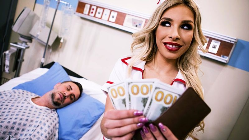 Медсестре пришлось страстно отдаться пациенту, чтобы тот не подал на неё в суд за воровство