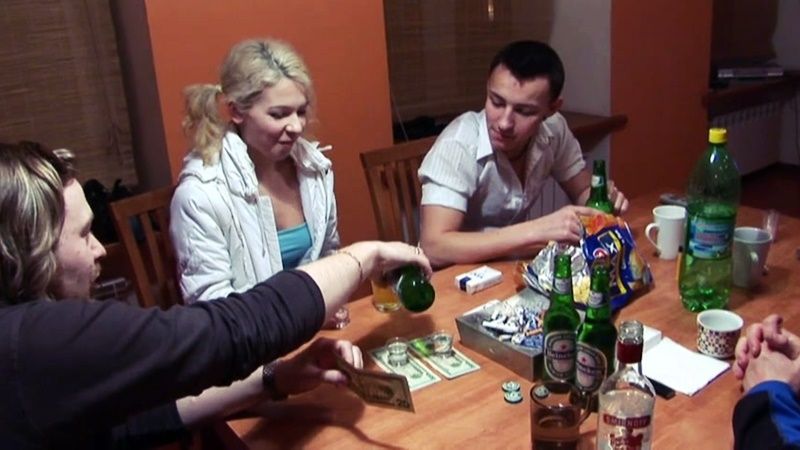 Трое друзей развели миниатюрную блондинку на жаркую групповуху