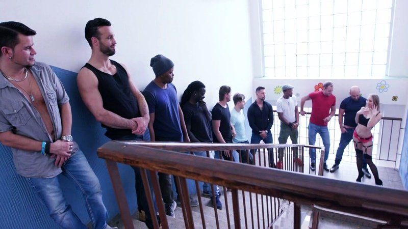 Обслужить десяток крепкий членов для русской красотки вообще не составляло никакого труда