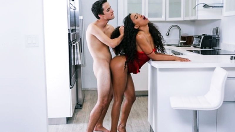 Темнокожая красотка была не против жаркой ебли со сводным братом с большим членом