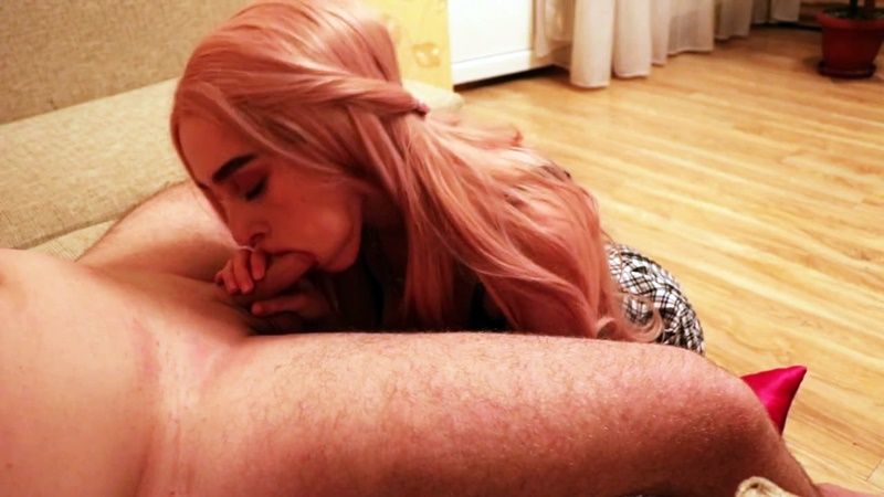 Девка не стала вытаскивать член любимого изо рта, покорно замутив глубокий минет