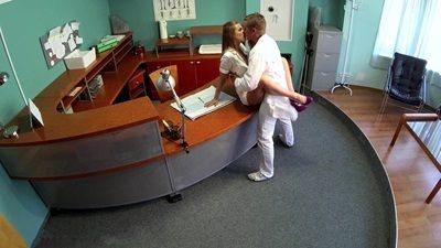 Медбрат потискал своим набухшим шприцем стройную одинокую медсестричку на широком столе главврача