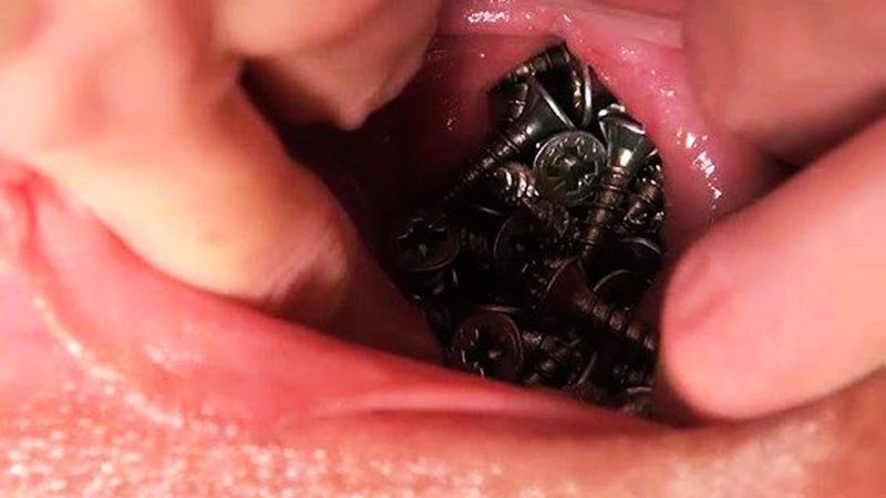 Треш и хоррор! Забила вагину лесби гвоздями и хлещет плеткой по манде