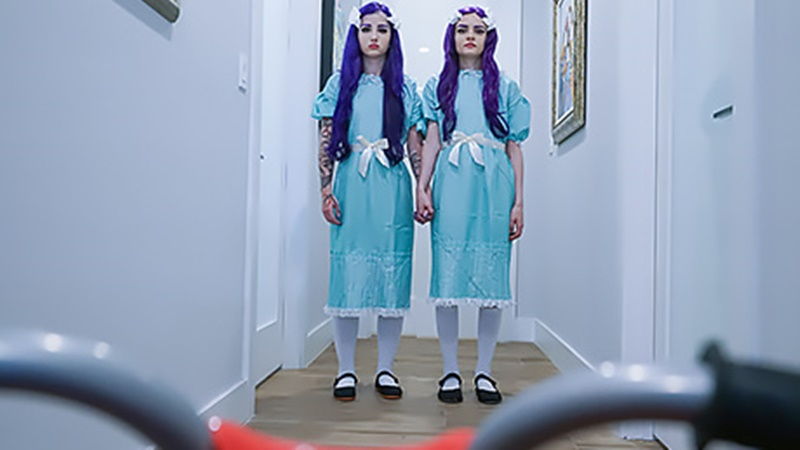 Двойняшки Грейди сосут мой член! В отеле Оверлука привидения