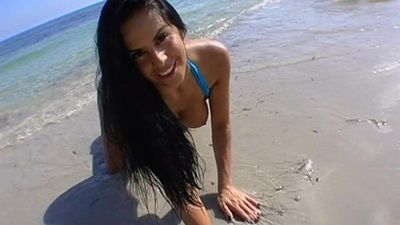 Симпатичную брюнетку с большой жопой в бикини развел на секс прям на пляже!