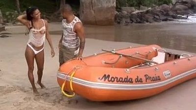 Рыбак после тяжелого дня занялся сексом на пляже со своей сексапильной бразильской женой