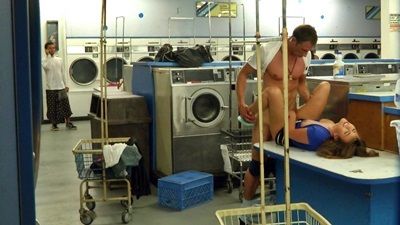 Публично отьебал любимую девочку в прачечной в центре города