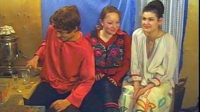 Девушки мило улыбались и ждали пока пока Илюша нальет им и начнет трахать обеих