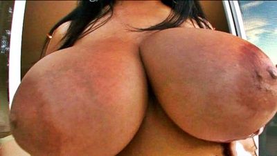 Чрезвычайно большая грудь и сладкая жопа соседки явно создана для жаркой ебли