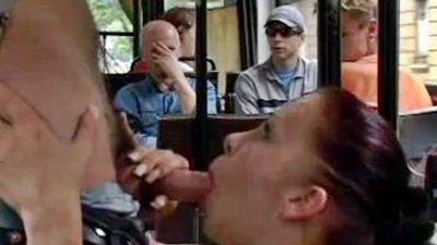 Мужик из Европы осквернил культурную столицу матушки России своим трахом русской красотки в автобусе